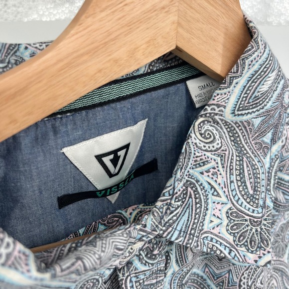 Vissla  Men's Small Paisley Print Short Sleeve Button Up Shirt Blue Gray NWT - Picture 2 of 5